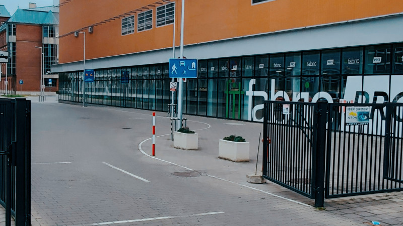 nowy wjazd na parking PŁ