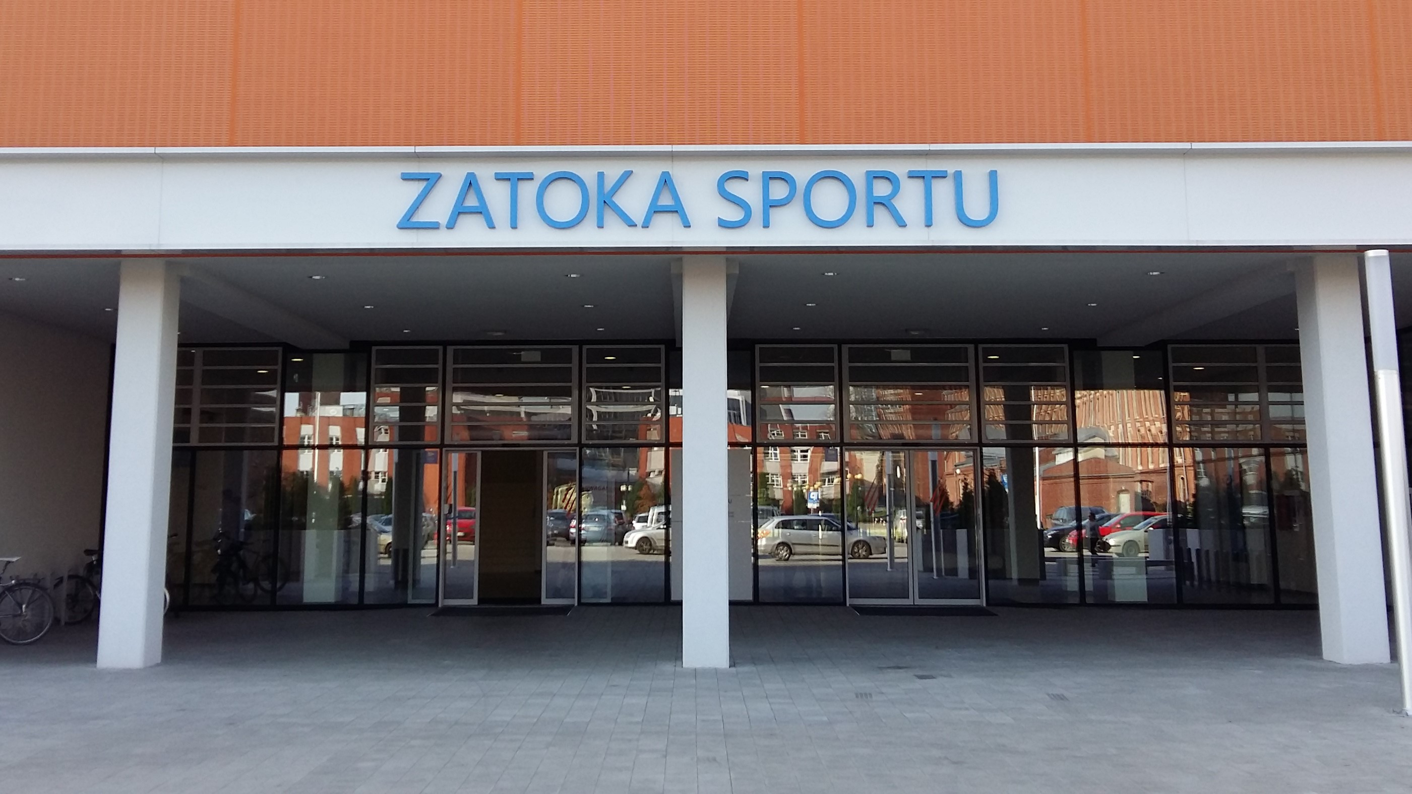 zatoka sportu wejście budynek